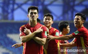 Nguyễn tiến linh (born 20 october 1997) is a vietnamese footballer who plays as a striker for v.league 1 club becamex bình dương and vietnam national football team. Tiáº¿n Linh Há»c Cach Äƒn Má»«ng Cá»§a Robert Lewandowski