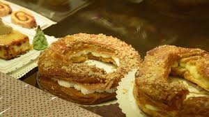 El roscón de reyes o rosca de reyes se sirve tradicionalmente en muchos países hispanos, principalmente en argentina y en méxico, así como para hacer un roscón de reyes necesitaremos los siguientes ingredientes: Casa Vejo Y Sus Roscos De Reyes Hojaldrados Youtube