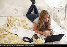 Das geht natürlich auch, ist aber nicht besonders bequem und auch aus ergonomischer sicht keine dauerhaft gute lösung. Teenager Madchen Liegen Auf Dem Bett Arbeiten Mit Lizenzfreies Bild 20548073 Bildagentur Panthermedia