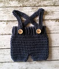 Diese Gestricken Shorts Sind Aus Weichem Acrylgarn Gemacht Die Hosentrager Sind Mit Vier Holz Knopfe Crochet Baby Pants Crochet Baby Boy Crochet Baby Clothes