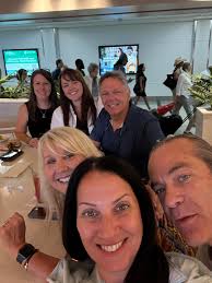 Look who I just found at the airport?!!! MY MOMMY MADE IT!!! 😁