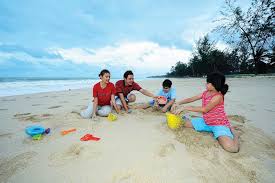 Sisi pantai ini mempunyai pohon casuarinas, ditambah lagi dengan pasirnya yang putih. Tarikan Apa Ada Di Pantai Desaru Utk 2021