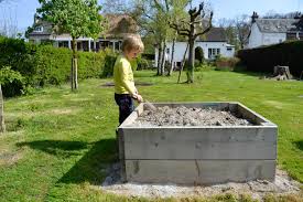 Vous pouvez utiliser du pin et autres bois mais privilégiez des essences relativement résistantes à l'humidité et non traitées.le bois pourra être peint, mais préférez la peinture à la farine et autres produits naturels aux peintures industrielles. Faire Un Potager Sureleve Maman A Tout Faire