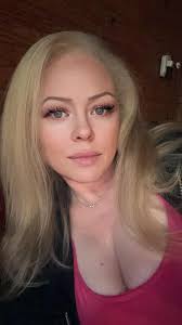 Anyone else getting Monarchs lately? I've seen a few so far. Enjoy this  one! Nashua, NH. 😉