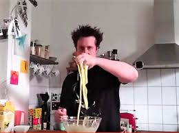 Verrührt beides gründlich mit einem spachtel. Schleim Selber Machen