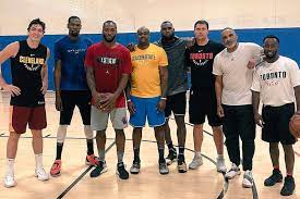 Kawhi leonard's hands, which measure 11.5 inches across, sometimes interfere with his shot. People Can T Get Over The Size Of New Raptor Star Kawhi Leonard S Hands