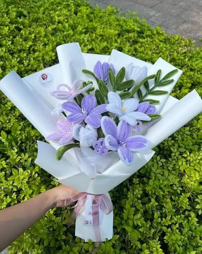 Hoa kẽm nhung 🌸 | Bó hoa tím rất thích hợp tặng cho những cô gái mộng mơ.  Bật mí một chút là các mẹ các cô cũng rất thích màu tím