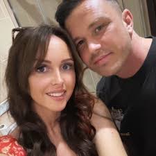 Hi I'm looking for a gardener to do front and back. Thanks