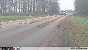 De weg was sinds half twaalf afgesloten na een ernstig ongeluk. Transport Online Vrachtwagen Van De Afrit N34 Bij Drentse Coevorden Foto