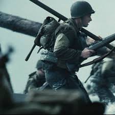 Nada más abrirse las puertas de sus lanchas de desembarco son recibidos por un feroz fuego de artillería. Saving Private Ryan SalvaÈ›i Soldatul Ryan 1998 Film Cinemagia Ro