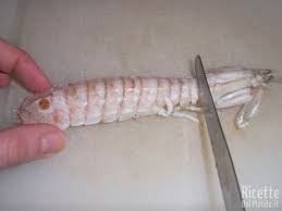 Nell'acqua messa per cuocere la pasta, getto le canocchie per sbollentarle. Come Pulire Le Cannocchie Cicale Di Mare Ricetteda