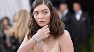 It wasn't long before her haunting songs began to find their way onto multiple television shows and film trailers, and in 2019 ruelle was named top synced artist of 2018 by billboard and #2 in 2020. Sangerin Lorde Sagt Nach Protesten Konzert In Israel Ab Sn At