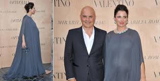 Lontani dai gossip e dai paparazzi, luca zingaretti e la moglie conducono una vita da sogno insieme alle loro due bambine, frutto del loro amore. Luisa Ranieri Incintissima Mano Nella Mano Con Luca Zingaretti E La Coppia Piu Bella Dell Estate Gossip