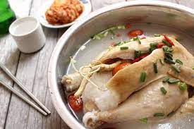 Rebus ayam dengan api sedang, singkirkan buih yang muncul di dalam panci. Lezatnya Sup Ayam Ginseng Ala Korea Womantalk