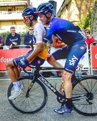 Tour De Catalogne C Est L Image Du Jour Egan Bernal A Fini L Arrive De La 5e Etape Du Tour De Catalogne A Pied Cycling Photos Cycling Touring Road Cycling