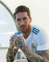 But it's his finger tattoos that have been voted the worst with the numbers 35, 32, 90+ and 19 on them. Sergio Ramos Tattoss Unterarm Und Finger Knochel Rose Und Zahlen Mit Sternzeiche Kunstler Tatoeage Ideeen Tatoeage