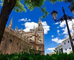 Orgogliosa e passionale, siviglia è una città che incanta i visitatori con attrazioni uniche da cui emerge il suo particolarissimo mix di architettura araba, influenze gitane e tradizioni tipicamente spagnole. Visita Guidata Dell Alcazar E Della Giralda E Cattedrale Di Siviglia