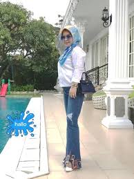 Kali ini syahrini terlihat lebih syar'i dengan gamis biru dan khimar warna senada sepanjang lutut, ia. Trik Pakai Hijab Agar Tampak Lebih Tirus Ala Adik Syahrini
