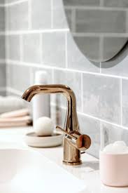 Les robinets avec entraxe sont des robinets de lavabo à une ou deux poignées. Un Robinet Cuivre Pour Un Style Industriel Et Retro Dans La Salle De Bain Salledebain Design Renovation C Robinet Cuivre Robinet Lave Main Baignoire Retro