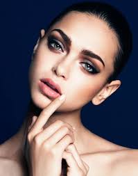 Three Timeless Makeup Looks Every Woman Love Pretty Designs Bold Brows Makeup Makeup Looks Beauty Makeup