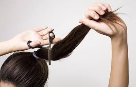 Si tienes cabello rizado, divídelo en pequeños mechones en espiral y corta el extremo. Como Cortar El Cabello En Casa