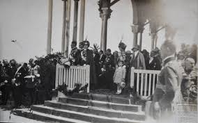 Familia regală a sosit la alba iulia a doua zi, 15 octombrie, la 9 și jumătate dimineața, venind cu trenul. Incoronarea Reginei Maria La Alba Iulia Regina Maria A Romaniei