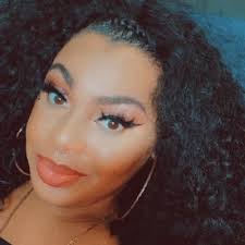 Eboni Berry (@itsebonibee)