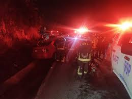 Y como bueno, podemos observar aquí en las imágenes de carlos serrano, están en este momento, pues, arribando para llevar a cabo la atención respectiva, debido a que se encuentran. Fuerte Accidente En La Mexico Cuernavaca Deja 1 Muerto Y 2 Heridos