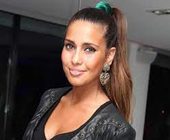 Ela começou a cantar aos sete anos de idade em um coral de uma igreja católica no bairro honório. Anita Costa Estrela Da Gala Abraco