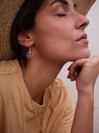 Claire Collier's Instagram, Twitter & Facebook