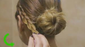 La particularité de ce type de chignon, est qu'il va apporter à votre coiffure un. 3 Manieres De Faire Un Chignon Sur Des Cheveux Mi Longs Degrades