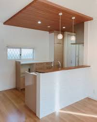 木目ブラウンとレンガ調ホワイトの優しいキッチン キッチンスペースの天井はふかして奥様の居心地の良い空間を演出します かわいいキッチン ふかし天井 大阪工務店 panasonic テクノストラクチャー 自由設計 地域密着型工務店 地震に強い家 温かい空間