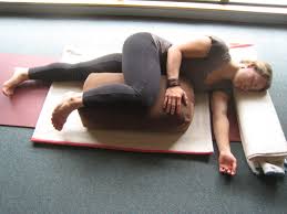 With the support of the props and the ground, we practice releasing the grip of muscular and mental tension. Restorative Yoga Supported Sidelying Posture Restorative Yoga Poses Restorative Yoga Restorative Yoga Sequence