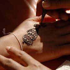 Vor dem auftragen solltest du wenn nichts passiert, außer, dass sich deine haut durch die farbe leicht einfärbt, kann es losgehen! Henna Tattoo Selber Machen So Klappt Dein Henna Tattoo Garantiert Cosmopolitan