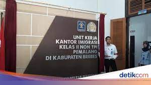Syarat pembuatan paspor di kantor imigrasi dokumen, keperluan umroh, haji, tki, ada tambahan kelengkapan yang harus dipenuhi. Dear Warga Brebes Bikin Paspor Kini Tak Perlu Lagi Jauh Jauh Ke Pemalang