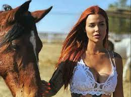 Quién es Elena Larrea, la modelo que rescata caballos en México