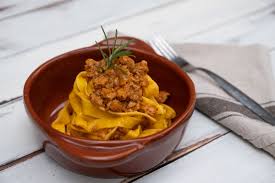 Oggi siamo sicuri di conquistare il cuore di tutta la famiglia con una ricetta dal sapore squisitamente mediterraneo: Tagliatelle Al Ragu Di Carne La Ricetta Di Erica Liverani