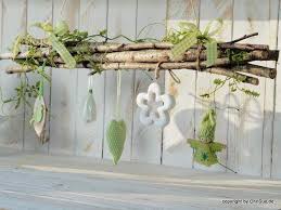 Fensterdeko Birke Fruhling Eine Fruhlingsfrische Fensterdeko Aus Echten Birkenzweigen Und Kunstlichem Grun Fu Fruhling Deko Fenster Birkenzweige Fenster Dekor