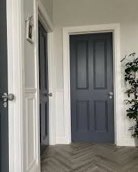 Encadrement porte couleur différente avec des décoration en verre et couleur gris. 1001 Idees De Quelle Couleur Peindre Les Portes D Un Couloir