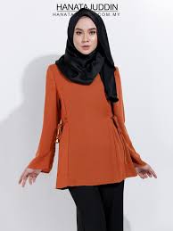 Ada yang masih mengikut gaya zaman dahulu untuk dijadi fesyen terkini dan membuat sedikit perubahan yang menunjukkan gaya kemodenan zaman sekarang. Blouse Muslimah Terkini Trending Outfits Blouse Muslimah