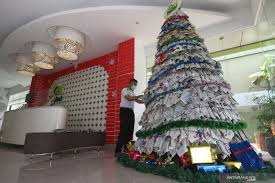 3 tips dekorasi natal dari barang murah halaman all kompas com kreasi dari pita jepang hiasan kado. Pohon Natal Dari Kertas Koran Bekas Antara News