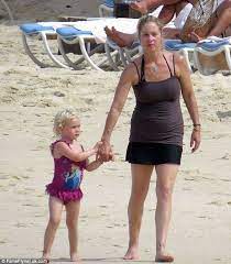 Christina Applegate And Family Hit The Beach On Holiday In Mexico Christina Applegate Christina Applegate Похожие запросы для christina applegate daughter pictures.