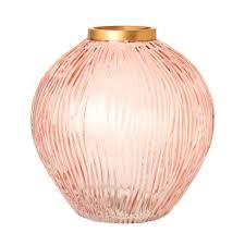 Vase Boule En Verre Strie Rose Et Metal Cuivre H18 Sur Maisons Du Monde Piochez Parmi Nos Meubles Et Obje En 2020 Boule En Verre Vase Boule Luminaire Maison Du Monde