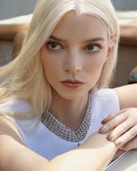 Anya Taylor-Joy went out to a dinner with Taylor Swift, Cara Delevingne and  Selena Gomez, 8th in New York. #anyataylorjoy #taylorswift #selenagomez  #caradelevingne