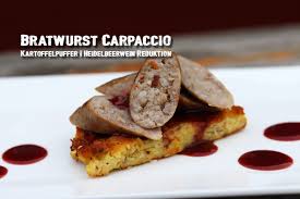 Bratwurst Carpaccio Auf Kartoffelpuffer Und Heidelbeerwein Reduktion Kartoffelpuffer Bratwurst Wurstchen