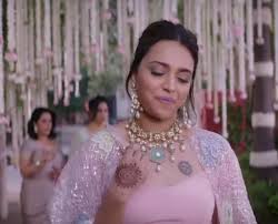Produced by rhea kapoor, the movie is being helmed by shashanka ghosh and casts kareena kapoor, sonam kapoor, swara bhaskar, and shikha talsania in the lead. Veeres Outfit Details From Their 3 Main Wedding Functions Decoded Veerediwedding Bridal Wear Wedding Blog