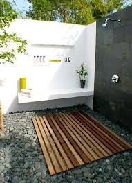 A White Wall Makes This Outdoor Area Fresh Outdoor Bathroom Design Outdoor Shower Enclosure Outdoor Shower