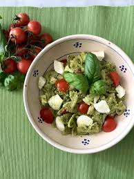 100 g cremosità al basilico nova. Pasta Fredda Con Pesto Di Basilico Pomodorini E Mozzarella Mi Diverto A Cucinare