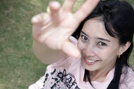 ângulo Superior De Uma Mão Feminina Segurando Um Monte De 20.000 Huf De  Forint Ft Húngaro Foto de Stock