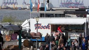 Dabei wird auf die sogenannten eventanteile verzichtet, sprich auf das laute anpreisen der marktschreier*innen muss leider verzichtet werden. Hamburger Fischmarkt Wieder Offen Aber Weniger Besucher Ndr De Nachrichten Hamburg Coronavirus